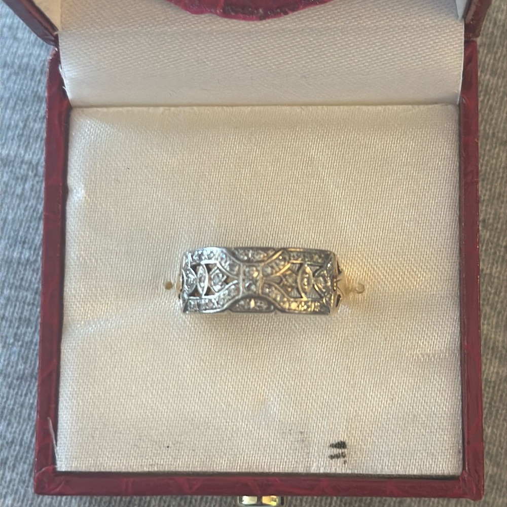 EUC Vintage Art Deco solid gold and diamond ring.